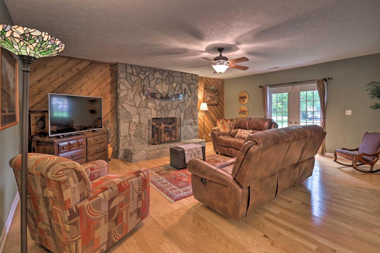 Hendersonville Home With Fire Pit 5 Mi To Downtown! المظهر الخارجي الصورة